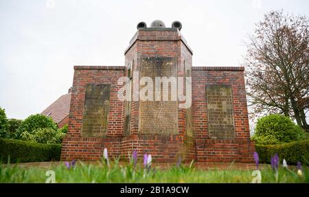 Westoverledingen, Germania. 24th Feb, 2020. Il monumento in onore degli abitanti del villaggio morto nelle due guerre mondiali, dove si menziona anche il nome del vice comandante dell'ex campo di sterminio Sobibor, Johann Niemann. (A dpa 'S man on Monument in East Frisia cause discussione') credito: Mohssen Assanimoghaddam/dpa/Alamy Live News Foto Stock