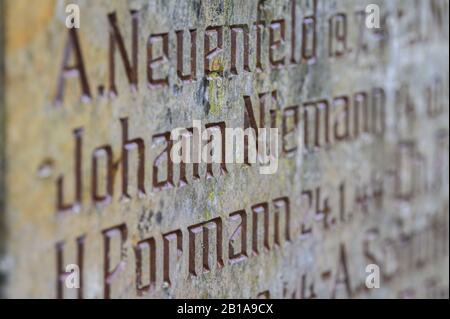 Westoverledingen, Germania. 24th Feb, 2020. Il nome del vice comandante dell'ex campo di sterminio Sobibor, Johann Niemann, è scritto su un monumento. (A dpa 'S man on Monument in East Frisia cause discussione') credito: Mohssen Assanimoghaddam/dpa/Alamy Live News Foto Stock