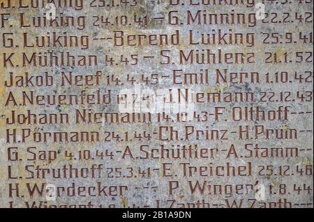 Westoverledingen, Germania. 24th Feb, 2020. Il nome del vice comandante dell'ex campo di sterminio Sobibor, Johann Niemann, è scritto su un monumento. (A dpa 'S man on Monument in East Frisia cause discussione') credito: Mohssen Assanimoghaddam/dpa/Alamy Live News Foto Stock