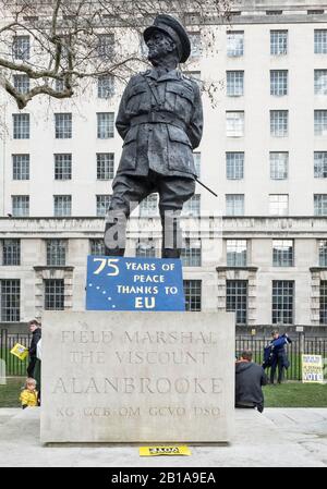 Statua del visconte Alanbrooke al di fuori del Ministero della Difesa, Londra, Regno Unito - come un milione di persone marzo per un secondo referendum sulla Brexit il 23/03/2019 Foto Stock