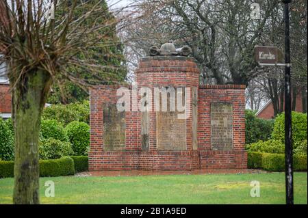 Westoverledingen, Germania. 24th Feb, 2020. Il monumento in onore degli abitanti del villaggio morto nelle due guerre mondiali, dove si menziona anche il nome del vice comandante dell'ex campo di sterminio Sobibor, Johann Niemann. (A dpa 'S man on Monument in East Frisia cause discussione') credito: Mohssen Assanimoghaddam/dpa/Alamy Live News Foto Stock