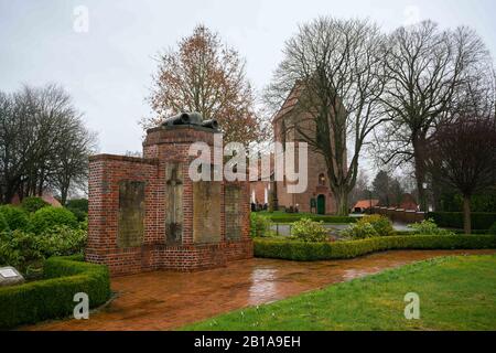 Westoverledingen, Germania. 24th Feb, 2020. Il monumento in onore degli abitanti del villaggio morto nelle due guerre mondiali, dove si menziona anche il nome del vice comandante dell'ex campo di sterminio Sobibor, Johann Niemann. (A dpa 'S man on Monument in East Frisia cause discussione') credito: Mohssen Assanimoghaddam/dpa/Alamy Live News Foto Stock