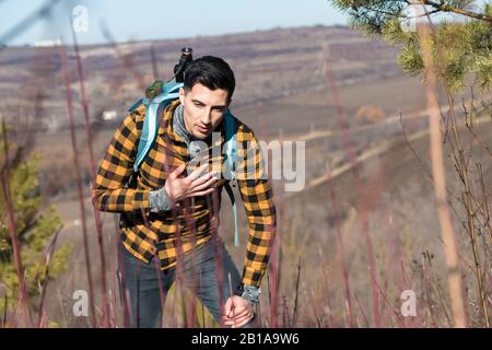 escursionista sulla collina sensazione di dolore al petto Foto Stock