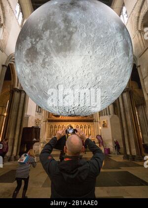 Rochester, Kent, Regno Unito. 24th Feb, 2020. La mostra "Museo della Luna" dell'artista dell'installazione Luke Jerram ha astronomicamente aumentato i visitatori della cattedrale di Rochester nel Kent, dove è attualmente esposta fino al 4 marzo. Secondo i dati riportati oggi da Kent Online, nei primi 12 giorni di apertura la cattedrale ha visto 75.000 persone visitare, su da 7.000 per lo stesso periodo nel 2019; con l'angelo del coltello dello scorso anno attirare oltre 44.000 e il controverso campo da golf pazzo attirare oltre 29.000. Credito: James Bell/Alamy Live News Foto Stock