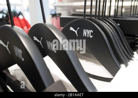 Puma Flagship Store sulla Fifth Avenue a New York City, Stati Uniti d'America Foto Stock