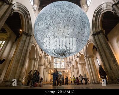 Rochester, Kent, Regno Unito. 24th Feb, 2020. La mostra "Museo della Luna" dell'artista dell'installazione Luke Jerram ha astronomicamente aumentato i visitatori della cattedrale di Rochester nel Kent, dove è attualmente esposta fino al 4 marzo. Secondo i dati riportati oggi da Kent Online, nei primi 12 giorni di apertura la cattedrale ha visto 75.000 persone visitare, su da 7.000 per lo stesso periodo nel 2019; con l'angelo del coltello dello scorso anno attirare oltre 44.000 e il controverso campo da golf pazzo attirare oltre 29.000. Credito: James Bell/Alamy Live News Foto Stock