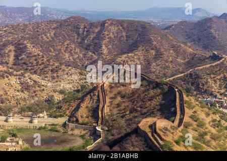 Vista delle colline di Aravalli e le mura di fortificazione dal Forte di Jaigarh, Jaipur, India Foto Stock