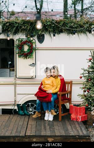 Vacanze di natale in famiglia. Modello Di Biglietto D'Auguri Per Il Nuovo Anno. Foto Stock