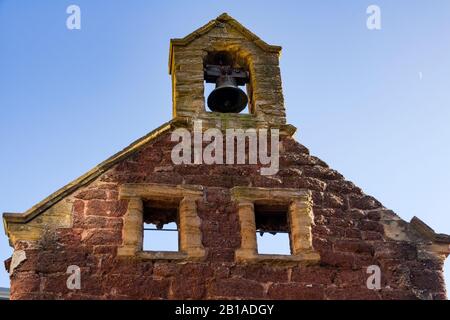 Torre di arenaria e dettaglio della Campana nella parte anteriore della Cappella di Santa Caterina All'Interno Delle rovine di Almshouses della Cappella di Santa Caterina e Almshouses, Exeter. Foto Stock