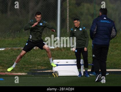 Napoli, Italia. 24th Febbraio 2020; Centro Di Formazione Castelvolturno, Napoli, Campania, Italia; Uefa Champions League Football, Napoli Vs Barcellona, Training Napoli; Arkadiusz Milik Di Napoli Credit: Action Plus Sports Images/Alamy Live News Foto Stock