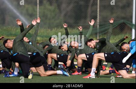 Napoli, Italia. 24th Febbraio 2020; Centro di formazione Castelvolturno, Napoli, Campania, Italia; UEFA Champions League Football, Napoli vs Barcellona, giocatori di Napoli Performing streteches; Credit: Action Plus Sports Images/Alamy Live News Foto Stock