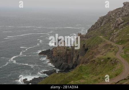 Resti del Engine House e Chimney di una miniera Abbandonata di stagno di Cornish sulla costa a Botallack sul percorso della costa sud-occidentale, Cornwall, Inghilterra, Regno Unito Foto Stock