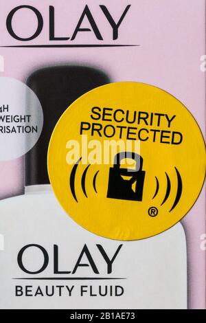Etichetta adesiva gialla protetta di sicurezza sulla scatola di Olay Beauty Fluid Foto Stock