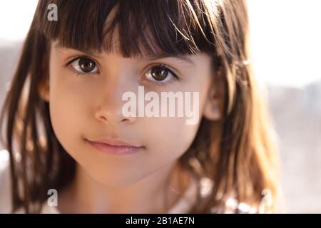 Ritratto di ragazza bruna carino guardare la fotocamera Foto Stock