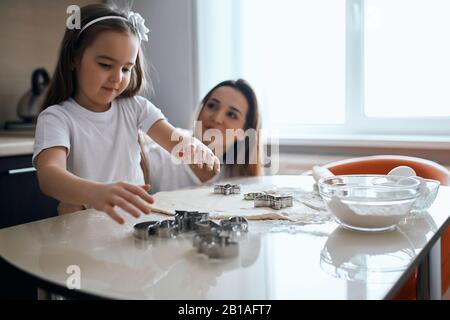 la giovane madre è orgogliosa del suo piccolo aiuto laboriosa. primo piano vista laterale foto. Foto Stock