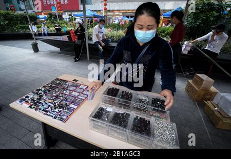 (200224) -- SHENZHEN, 24 febbraio 2020 (Xinhua) -- UN venditore organizza campioni di componenti elettronici nell'area commerciale di Huaqiangbei a Shenzhen, nella provincia di Guangdong della Cina meridionale, 24 febbraio 2020. Huaqiangbei, una rinomata area commerciale a Shenzhen per i mercati dell'elettronica, ha istituito circa 100 tende all'aperto per gli inquilini commerciali per aiutarli a riprendere le imprese con misure di prevenzione e controllo epidemico. (Xinhua/Mao Siqian) Foto Stock