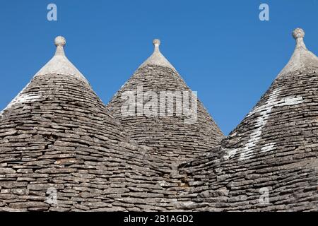 Trulli tipici edifici con tetti conici in Alberobello, Puglia, Italia Foto Stock