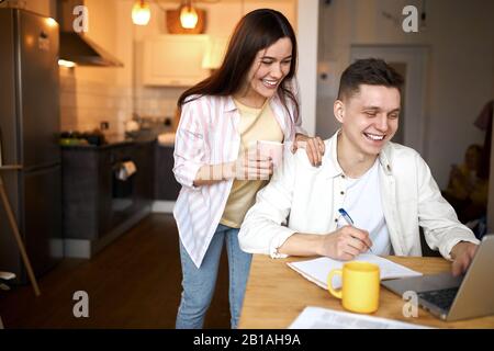 ridendo attraente uomo e donna godendo guardare divertente commedia, film, film nel fine settimana. primo piano foto. felicità, sensazione positiva ed emozione Foto Stock