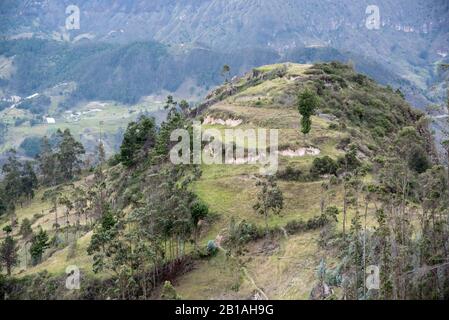 Vista di una collina unita da Leon Dormido (Leone dormiente) appena fuori da Saraguro, Provincia di Loja, Ecuador Foto Stock