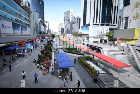 (200224) -- SHENZHEN, 24 febbraio 2020 (Xinhua) -- Foto mostra l'area commerciale Huaqiangbei a Shenzhen, provincia del Guangdong della Cina meridionale, 24 febbraio 2020. Huaqiangbei, una rinomata area commerciale a Shenzhen per i mercati dell'elettronica, ha istituito circa 100 tende all'aperto per gli inquilini commerciali per aiutarli a riprendere le imprese con misure di prevenzione e controllo epidemico. (Xinhua/Mao Siqian) Foto Stock