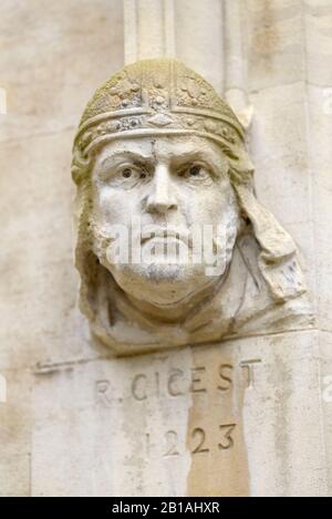 Londra, Inghilterra, Regno Unito. Lincoln's Inn Chapel (1623) testa sulla facciata - Ralph Neville, vescovo di Chichester Foto Stock