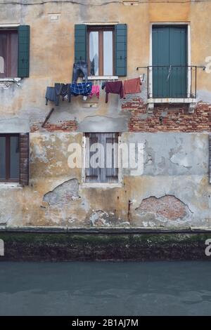 Lavarsi fuori per asciugare da un edificio a Venezia, Italia Foto Stock