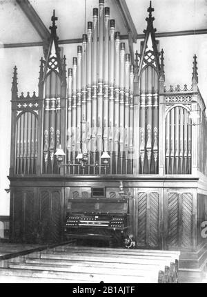 Organo A Tubo decorato, con tubi altamente decorati. Forse francese, 1700s. Posizione e data sconosciute. Mostra le zampe divise e le lampade ad olio. Il messaggio sulla cartolina questa immagine è stata scritta in tedesco. Per vedere le mie altre immagini vintage, Cerca: Prestor vintage Foto Stock