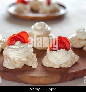 Torta di pavlova alla fragola, dessert alla pavlova, meringa con fragole Foto Stock