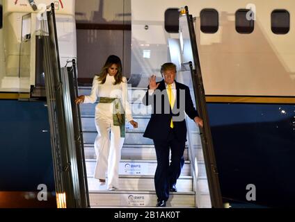 New Delhi, India. 24th Feb, 2020. Il presidente degli Stati Uniti Donald Trump e sua moglie Melania Trump sbarcano dall'aeromobile al loro arrivo a Delhi, India, 24 febbraio 2020. Credito: Partha Sarkar/Xinhua/Alamy Live News Foto Stock