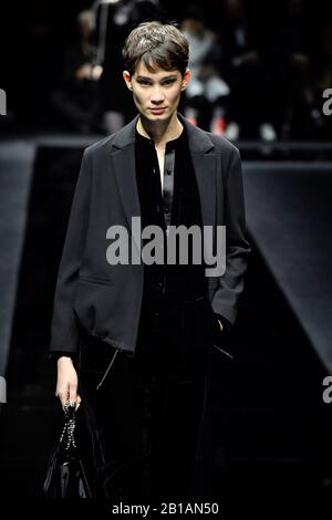 Model Walks on the Runway alla sfilata di moda Emporio Armani durante L'Autunno / inverno 2020 / 2021 Milano Fashion Week a Milano, Italia, il 22 febbraio 2020. (Foto di Jonas Gustavsson/Sipa USA) Foto Stock