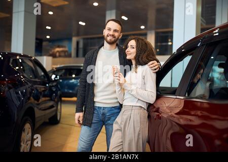 coppia sorridente sono felici come sono diventati l'ownres di una nuova auto, primo piano photo.dream viene vero. interesse, sensazione positiva ed emozione. prestito Foto Stock