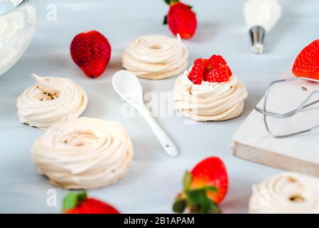 Torte fatte in casa con panna di finlova meringa di fragole Foto Stock