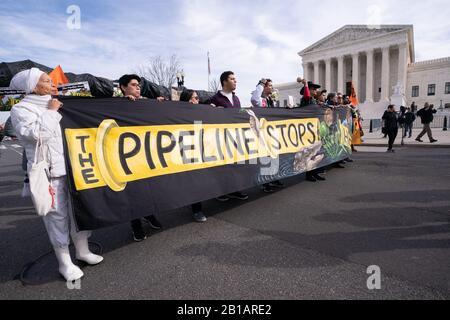 Washington, Stati Uniti. 24th Feb, 2020. L'attivista del clima con amici della Terra partecipa a una dimostrazione contro il Gasdotto della costa atlantica di Dominion Energy in Virginia, presso la Corte Suprema di Washington, DC lunedì 24 febbraio 2020. La Corte sta ascoltando argomenti orali in U.S. Forest Service contro Cowpasture River Assn. e Atlantic Coast Pipeline LLC contro Cowpasture River Asn, che stanno tentando di fermare il gasdotto da 7,5 miliardi di dollari che attraversa l'Appalachian Trail. Foto di Kevin Dietsch/UPI Credit: UPI/Alamy Live News Foto Stock