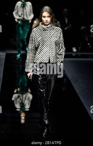 Model Walks on the Runway alla sfilata di moda Emporio Armani durante L'Autunno / inverno 2020 / 2021 Milano Fashion Week a Milano, Italia, il 22 febbraio 2020. (Foto di Jonas Gustavsson/Sipa USA) Foto Stock