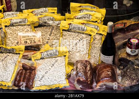 Cangas Del Narcea, Spagna. Diversi prodotti alimentari tipici asturiani in un negozio Foto Stock