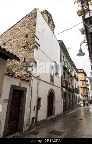 Cangas Del Narcea, Spagna. Vista sulle strade e le case di questa città tradizionale nelle Asturie Foto Stock