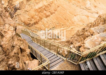 Le scale scendono dalla cima dell'altopiano di Masada nel sud di Israele. Foto Stock