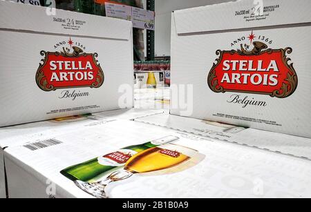 Montreal, Canada - 10 febbraio 2020: Logo Stella Artois su scatole con birra nel magazzino Costco. Stella Artois è un pilota belga, è stato estratto per la prima volta Foto Stock