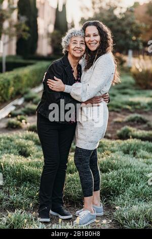 Ritratto di nonna anziana attiva e figlia adulta sorridente Foto Stock