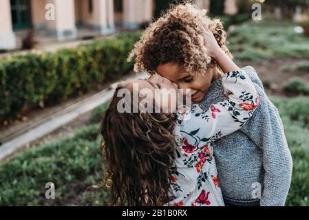 Gemello baciare sorelle guancia mentre si sta fuori al parco