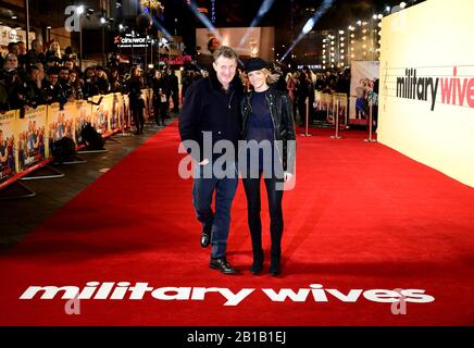 Jason Flemyng e Elly Fairman partecipano alla prima edizione di Military Wives UK tenutasi a Leicester Square, Londra. Foto Stock