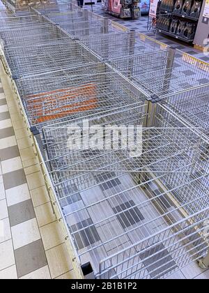 Mantova, Italia - 2020 febbraio 24th: Esposizione di pane vuoto in un supermercato lombardo durante l'epidemia di Coronavirus Foto Stock