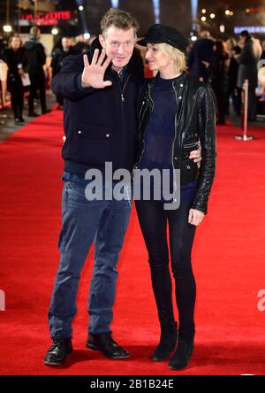 Jason Flemyng e Elly Fairman partecipano alla prima edizione di Military Wives UK tenutasi a Leicester Square, Londra. Foto Stock