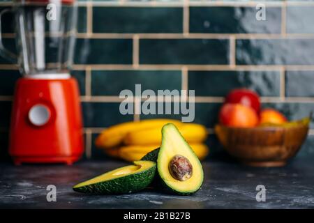 Frutta e verdura sul tavolo da cucina per frullati di frutta, succhi e bevande. Cucina sano cibo vegetariano a casa. Cibo sano e sano Foto Stock