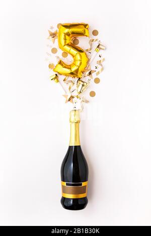 Buon 5° Festa Anniversario. Bottiglia di Champagne con numero gold palloncino. Foto Stock