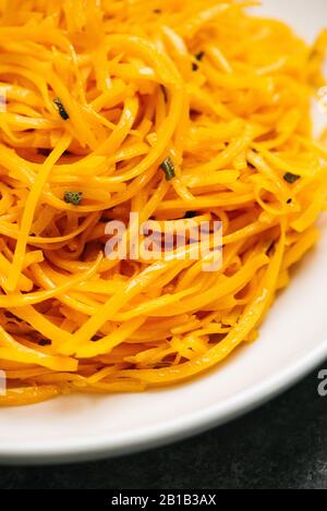 Primo piano delle tagliatelle di zucca alle butternut preparate Foto Stock