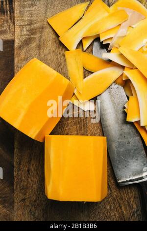Rimuovere la pelle dal macchiato di butternut ancora la vita del tagliere Foto Stock