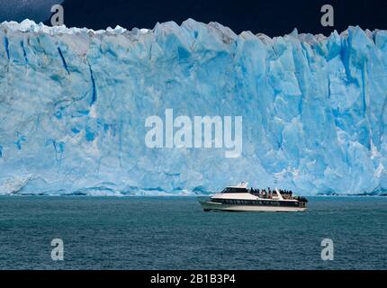 PARCO Nazionale LOS GLACIARES, ARGENTINA - CIRCA FEBBRAIO 2019: Barca con turisti che navigano nelle acque Lago Argentino sul ghiacciaio Perito Moreno, A. Foto Stock