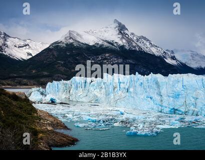 PARCO Nazionale LOS GLACIARES, ARGENTINA - CIRCA FEBBRAIO 2019: Vista del ghiacciaio Perito Moreno, un famoso punto di riferimento all'interno del Los Glaciares National P. Foto Stock