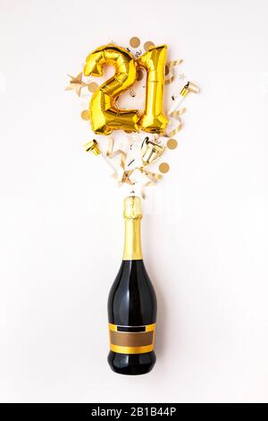 Felice xxi Festa Anniversario. Bottiglia di Champagne con numero gold palloncino. Foto Stock